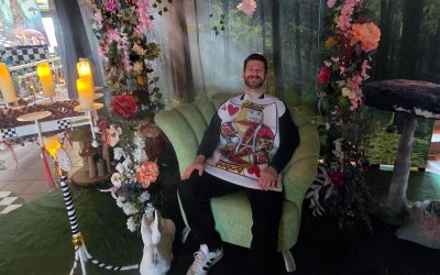 Schul-Foyer wird zur Kulisse von „Alice im Wunderland“